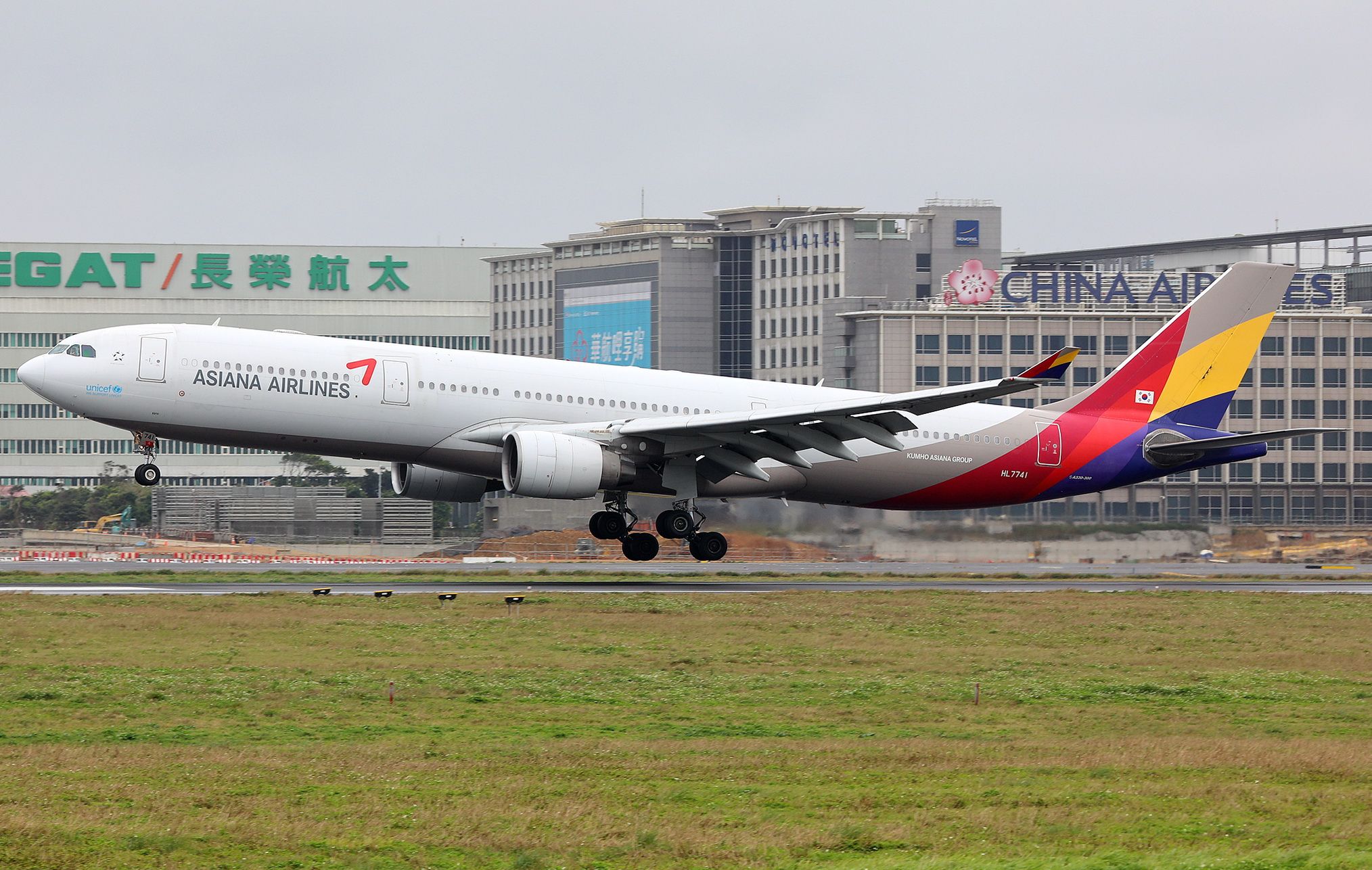 Airbus A330-323