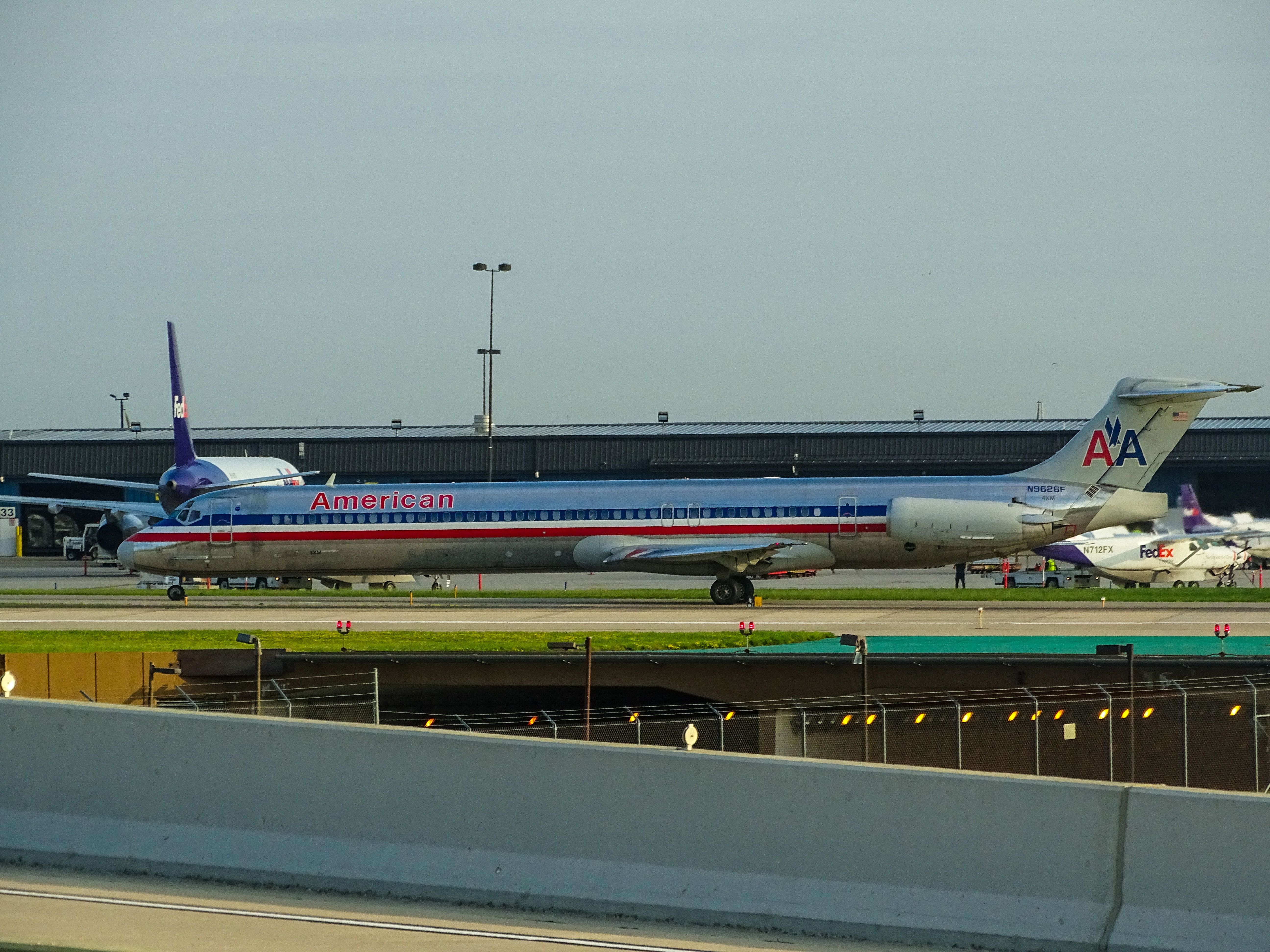American Airlines MD-83