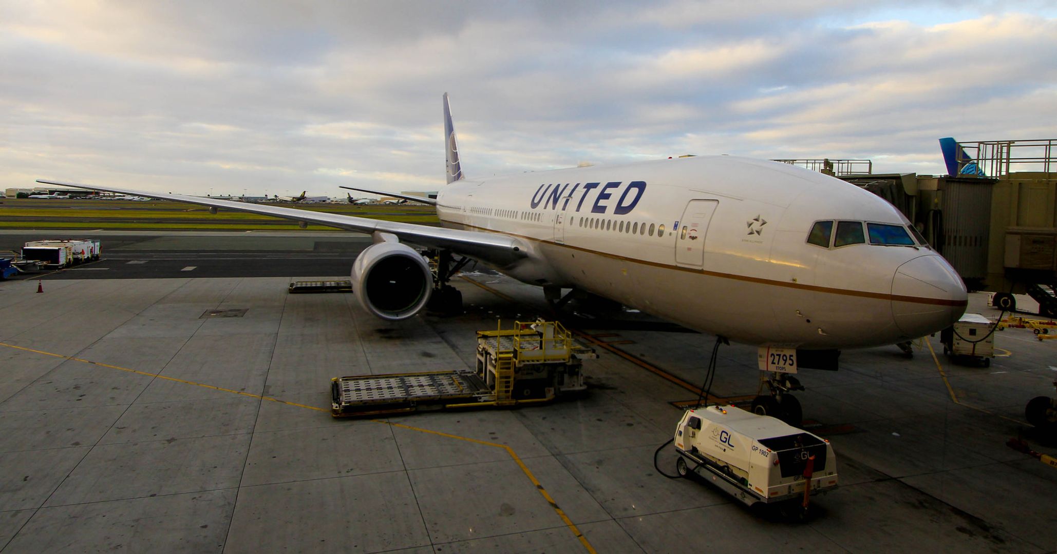UAL B772