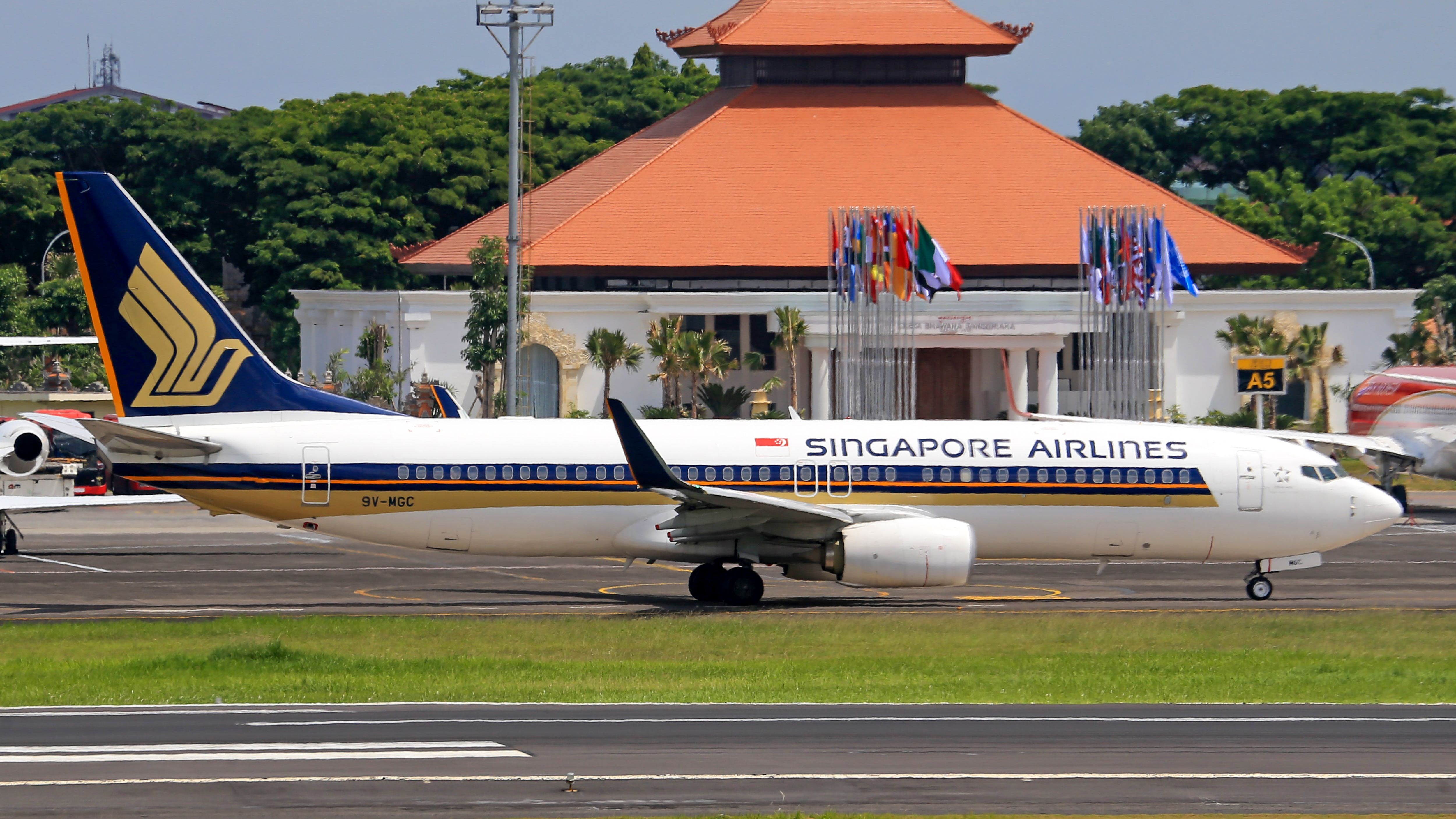 Boeing 737-8SA(WL)